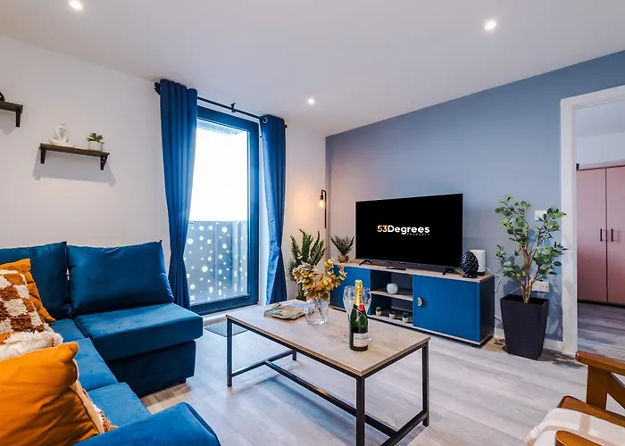 New! Pristine 2-Bed Flat On Liverpool By 53 Degrees Property, Amazing Location, Sleeps 6!