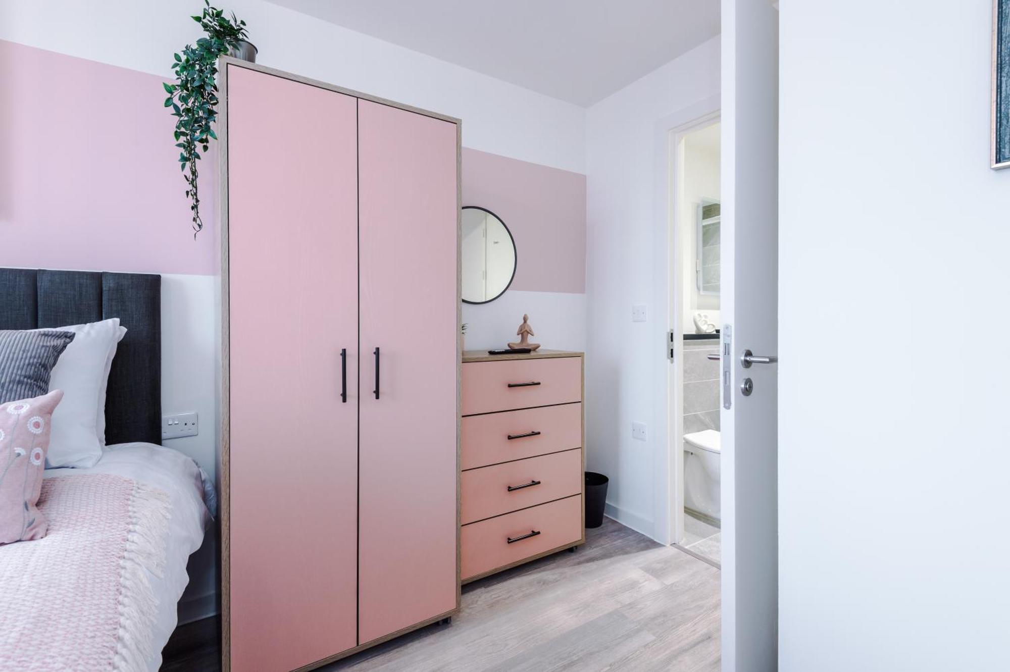 Apartment New! Pristine 2-bed Flat On By 53 Degrees Property, Amazing Location, Sleeps 6!
