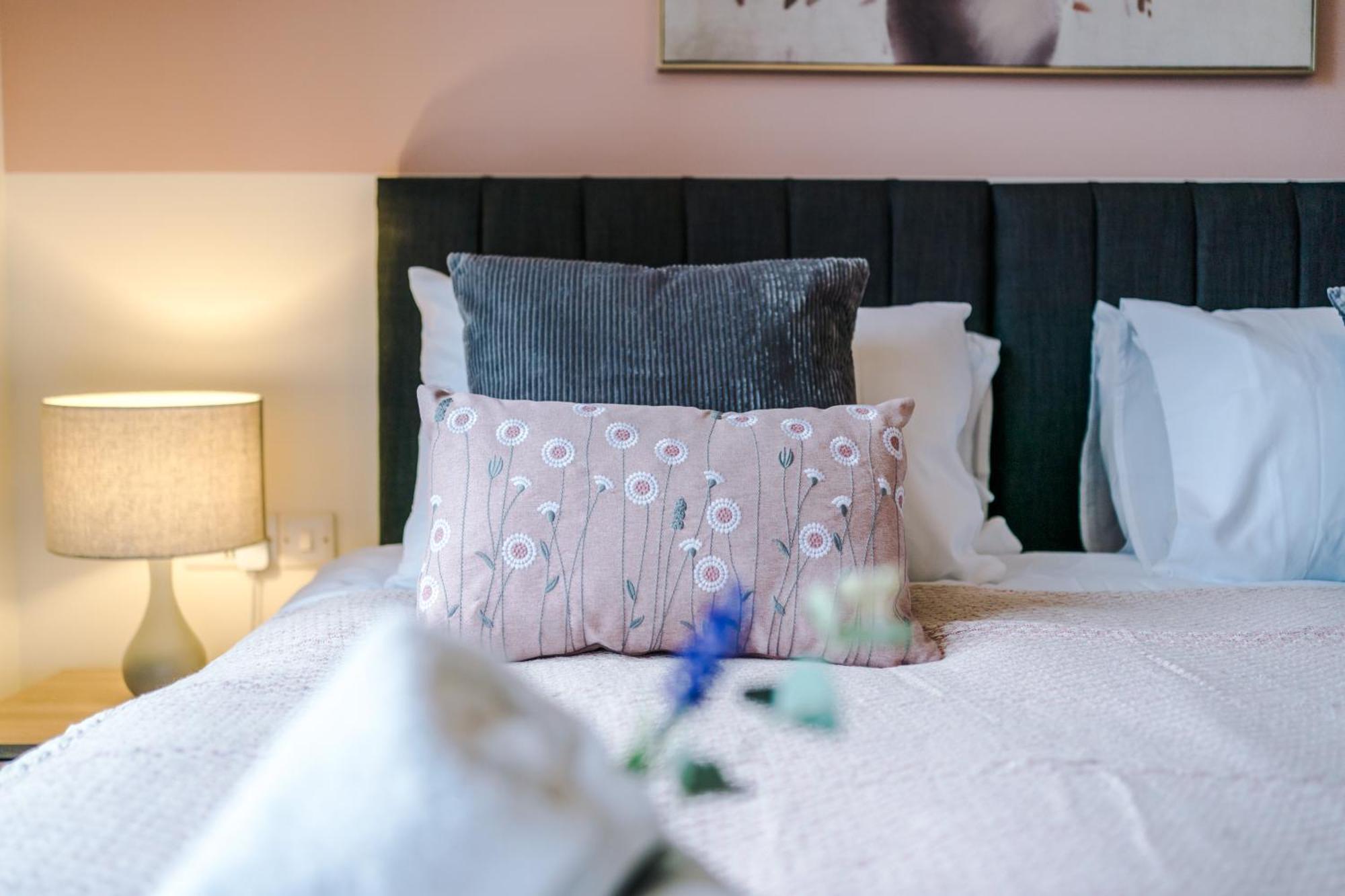 New! Pristine 2-bed Flat On By 53 Degrees Property, Amazing Location, Sleeps 6! *