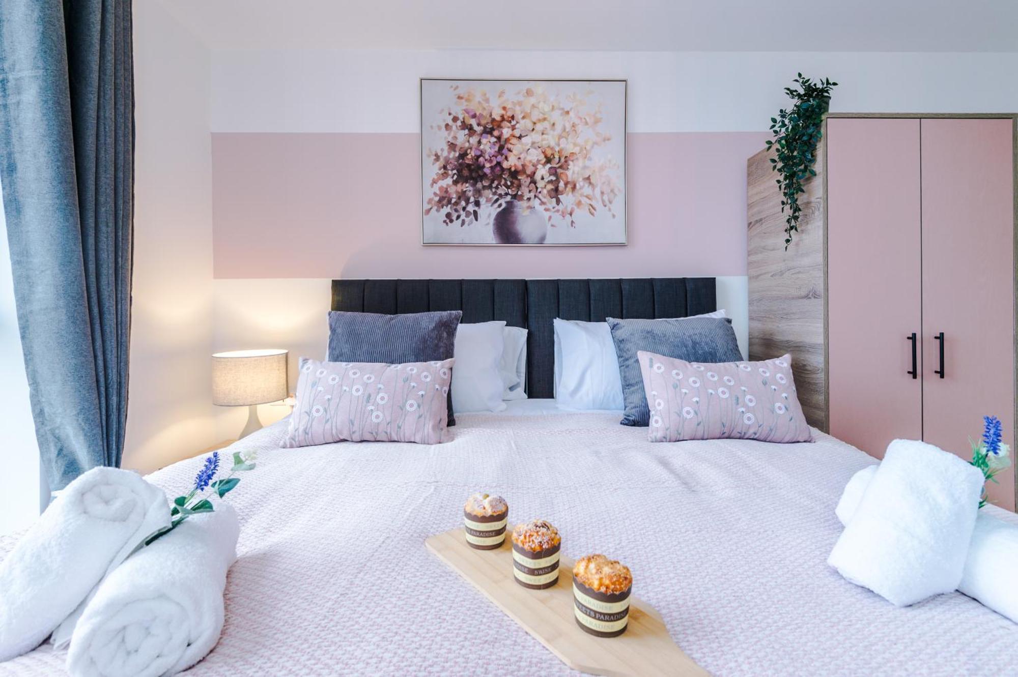 Apartment New! Pristine 2-bed Flat On By 53 Degrees Property, Amazing Location, Sleeps 6! *