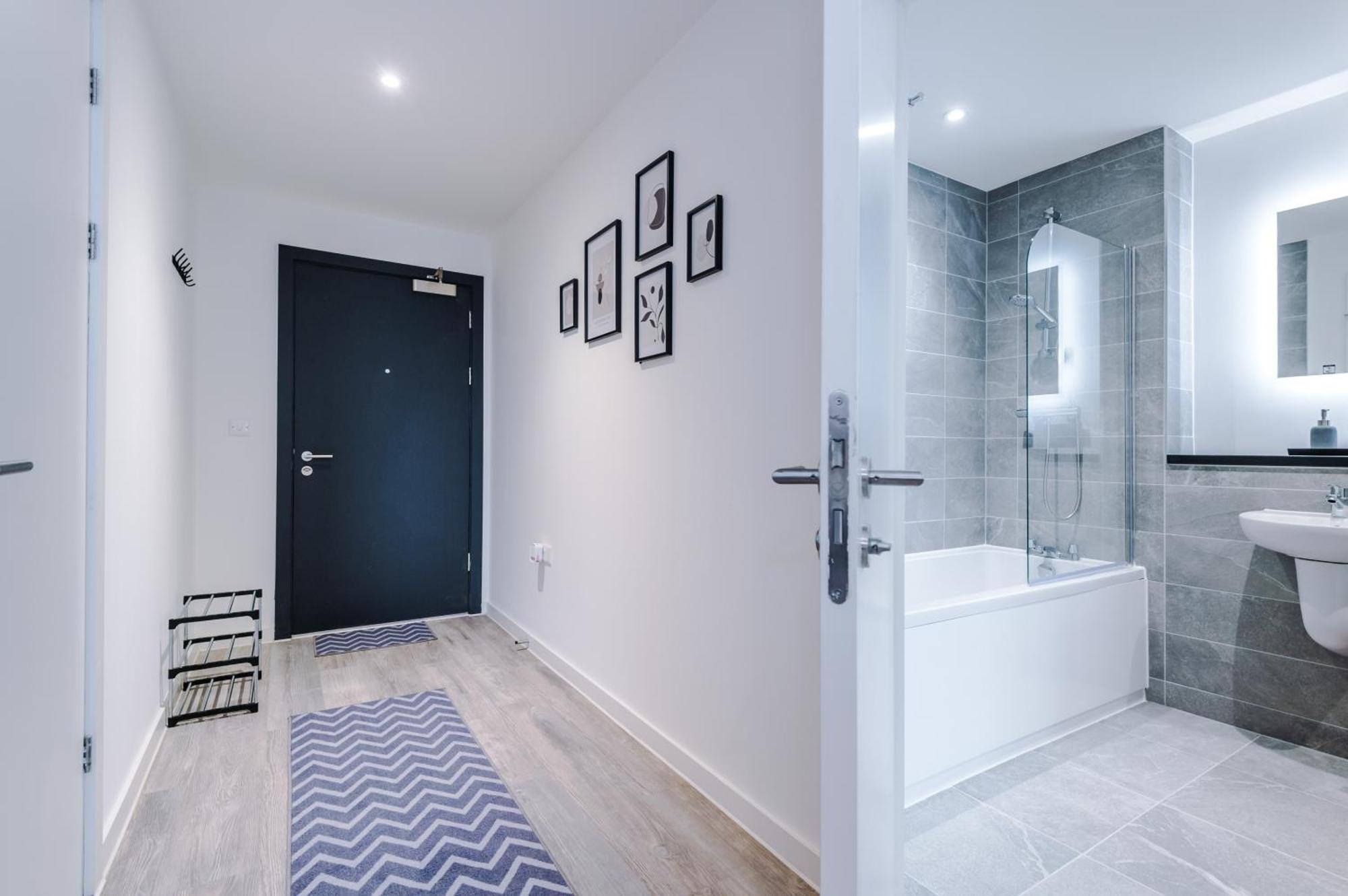 New! Pristine 2-bed Flat On By 53 Degrees Property, Amazing Location, Sleeps 6! * Liverpool