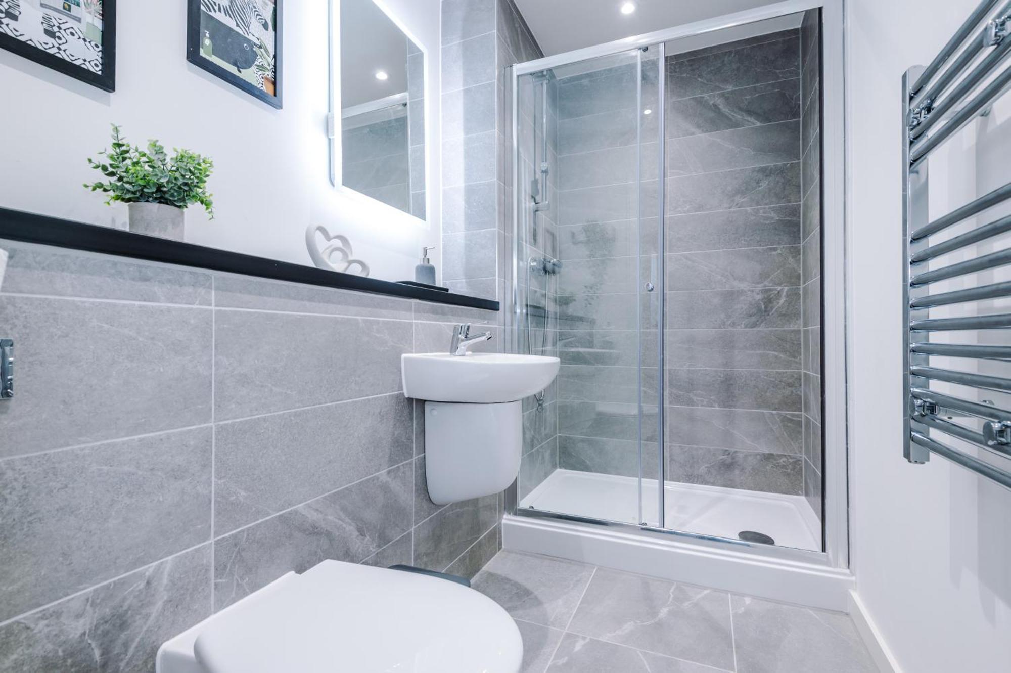 New! Pristine 2-bed Flat On By 53 Degrees Property, Amazing Location, Sleeps 6! * Liverpool