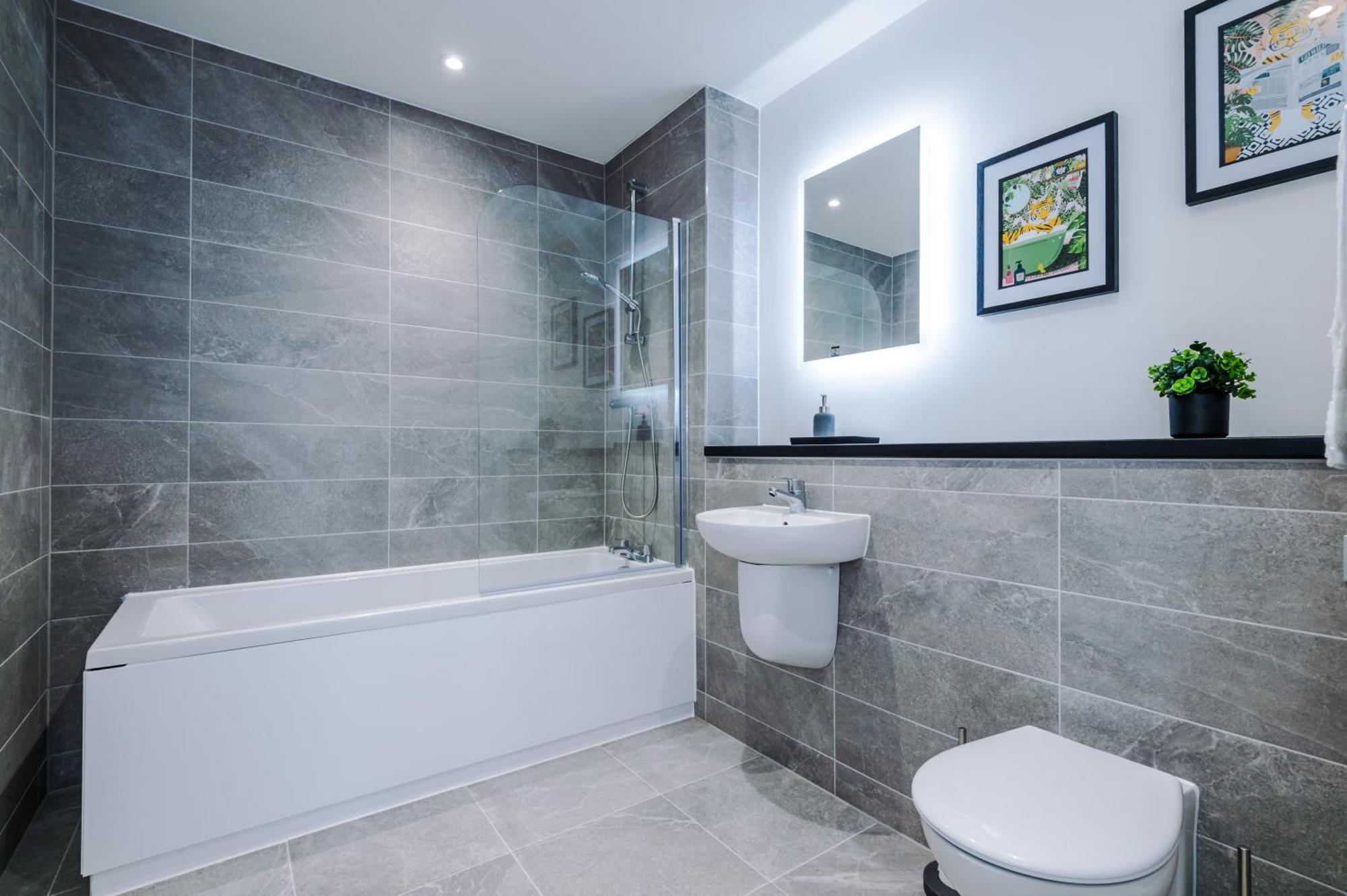 New! Pristine 2-bed Flat On By 53 Degrees Property, Amazing Location, Sleeps 6! Apartment