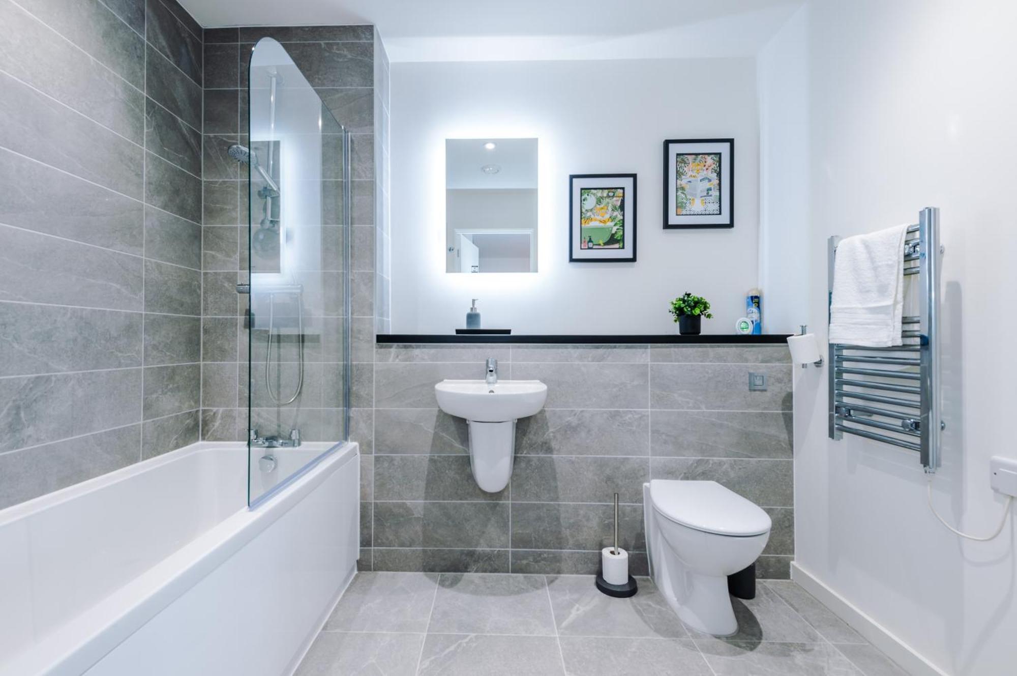 New! Pristine 2-bed Flat On By 53 Degrees Property, Amazing Location, Sleeps 6!