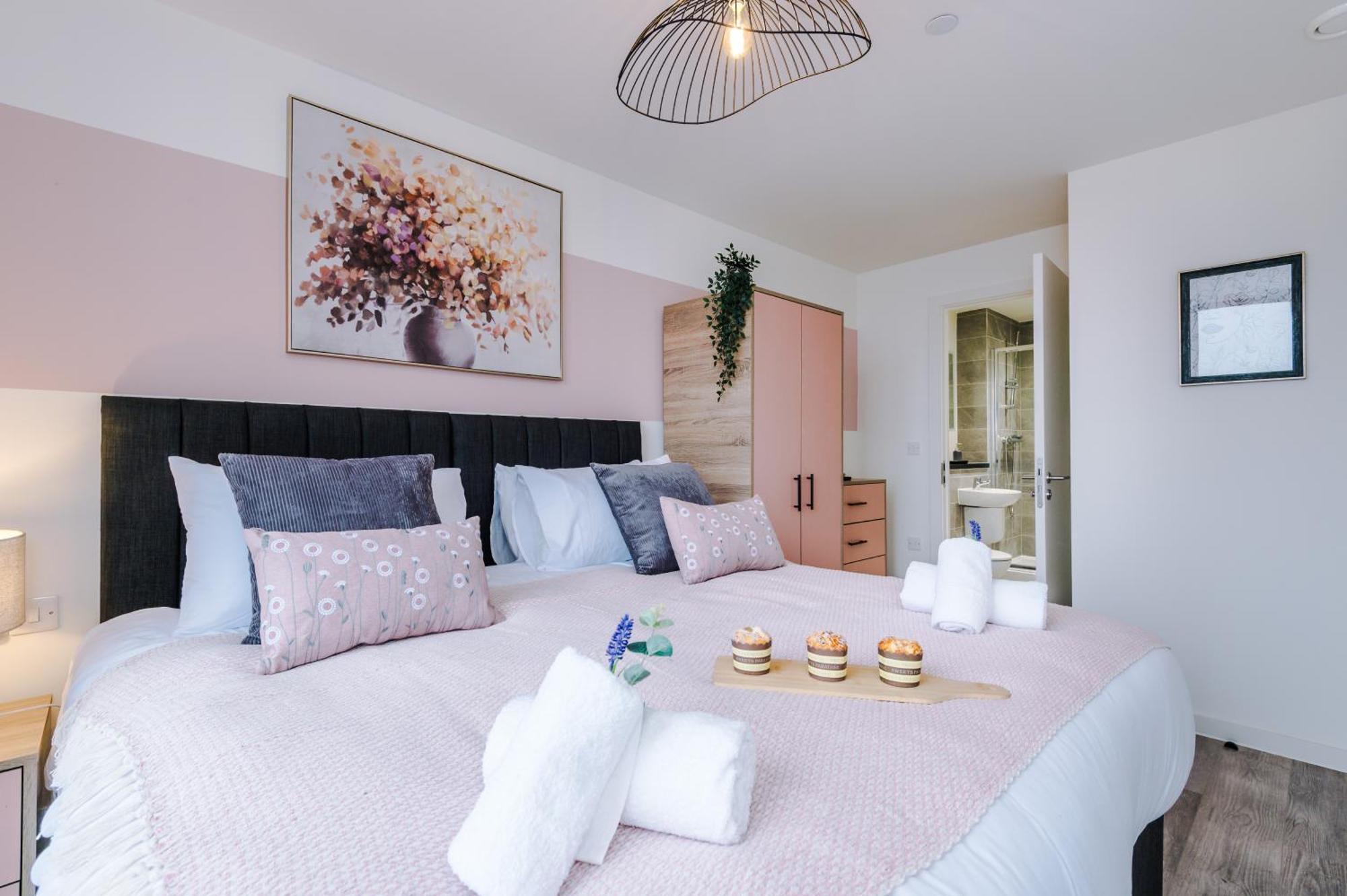 New! Pristine 2-bed Flat On By 53 Degrees Property, Amazing Location, Sleeps 6! * Liverpool