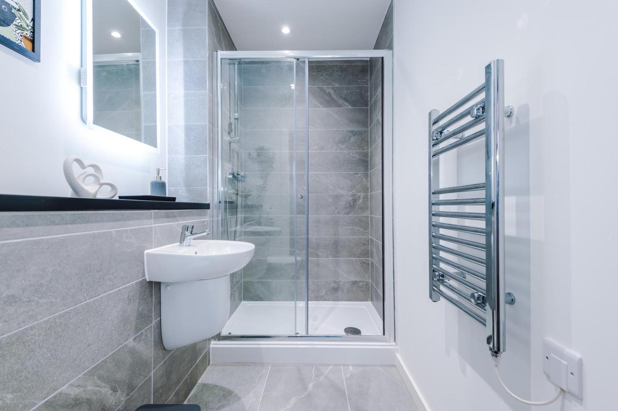New! Pristine 2-bed Flat On By 53 Degrees Property, Amazing Location, Sleeps 6! Liverpool