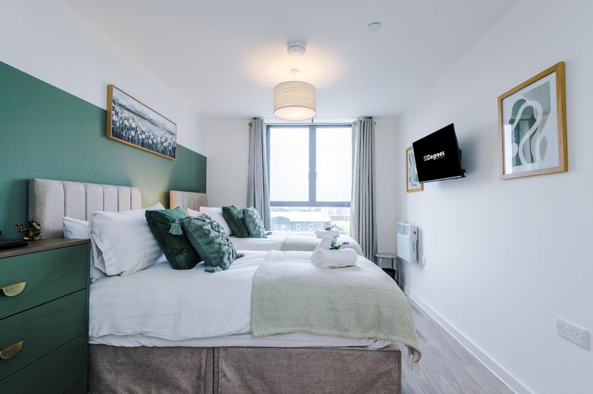 New! Pristine 2-bed Flat On By 53 Degrees Property, Amazing Location, Sleeps 6! Apartamento *