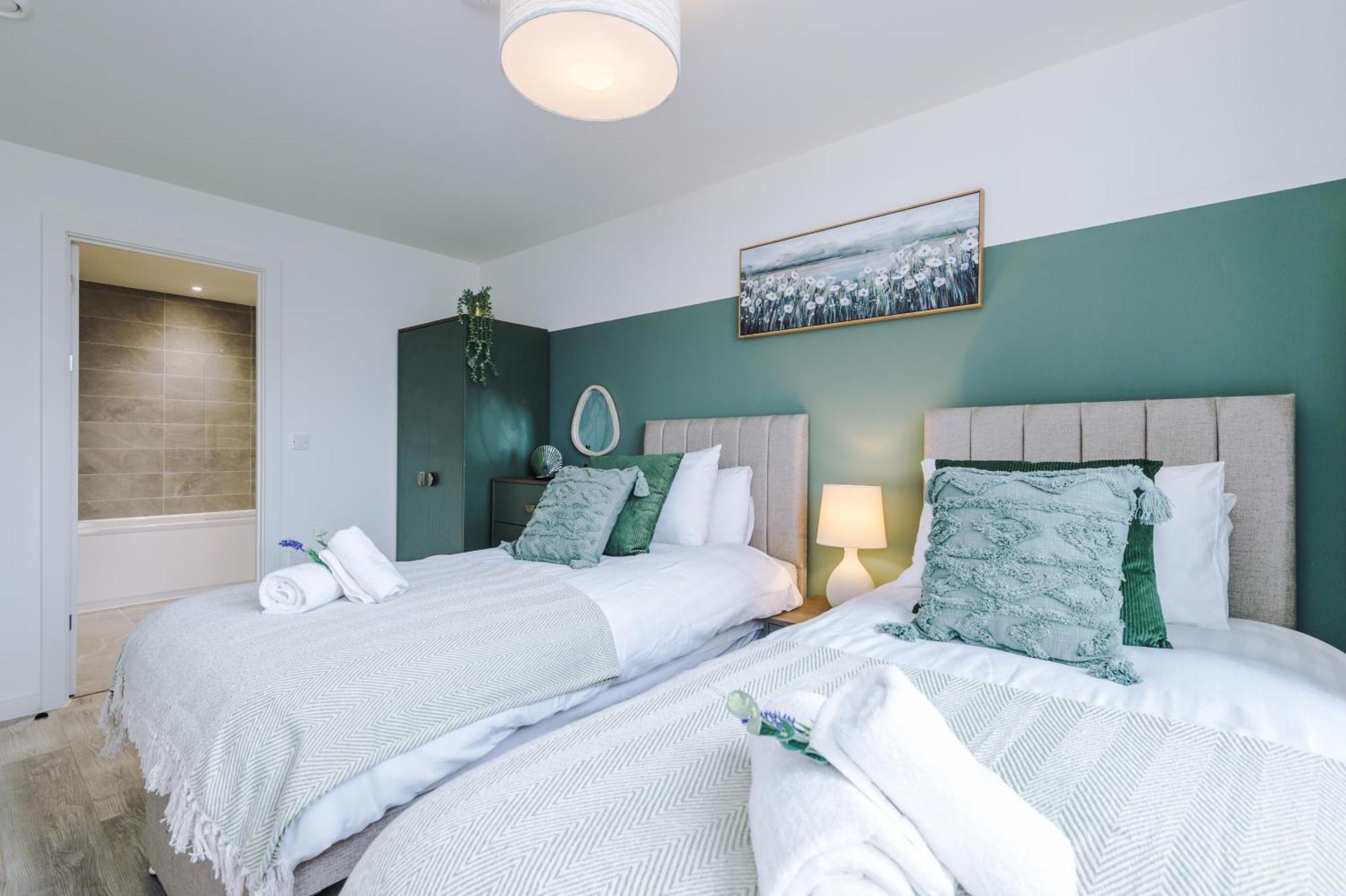 Apartment New! Pristine 2-bed Flat On By 53 Degrees Property, Amazing Location, Sleeps 6! *