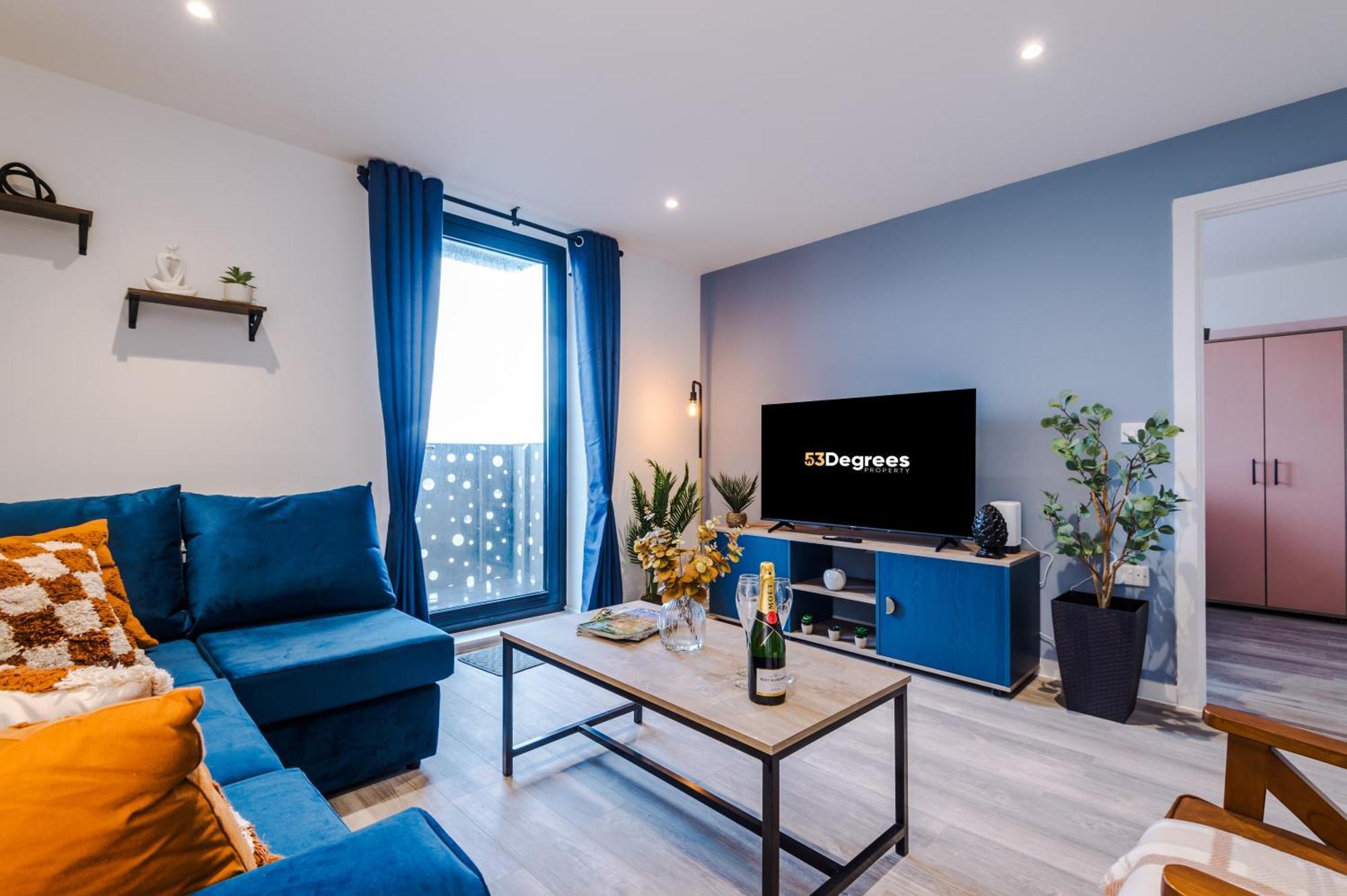 New! Pristine 2-bed Flat On By 53 Degrees Property, Amazing Location, Sleeps 6!