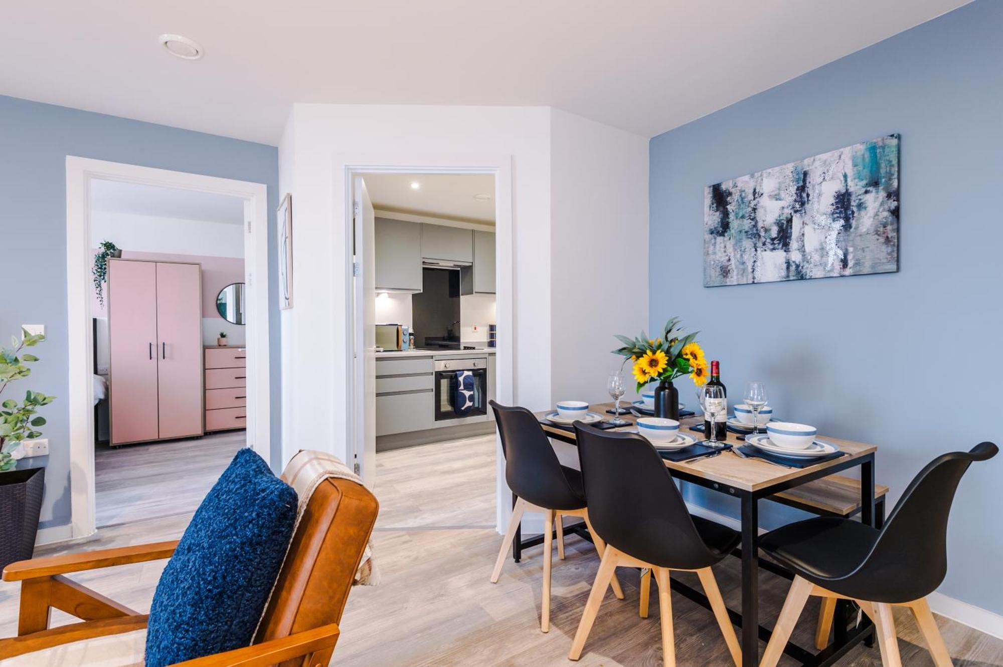 New! Pristine 2-bed Flat On By 53 Degrees Property, Amazing Location, Sleeps 6! *