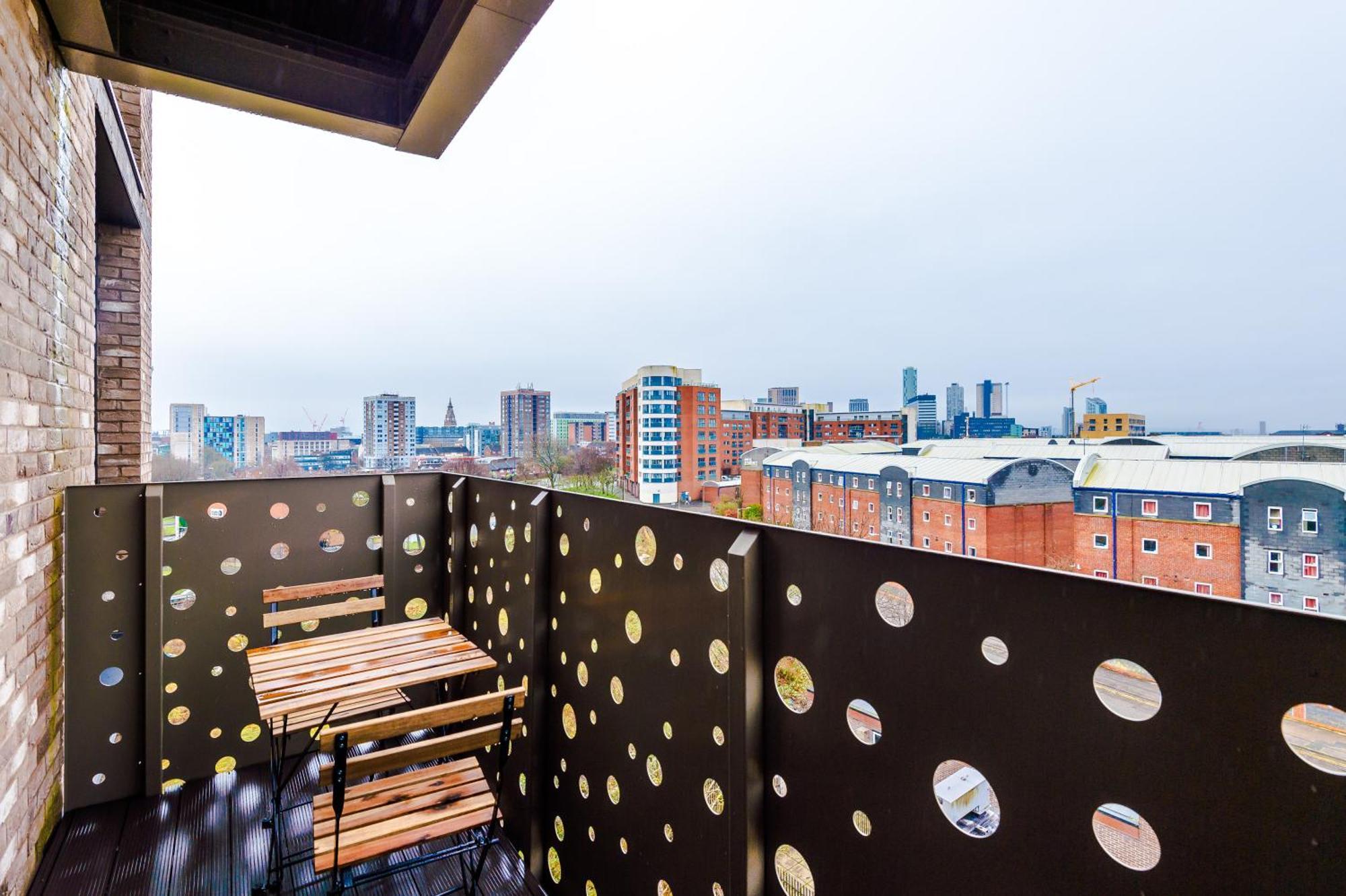 New! Pristine 2-bed Flat On By 53 Degrees Property, Amazing Location, Sleeps 6! *